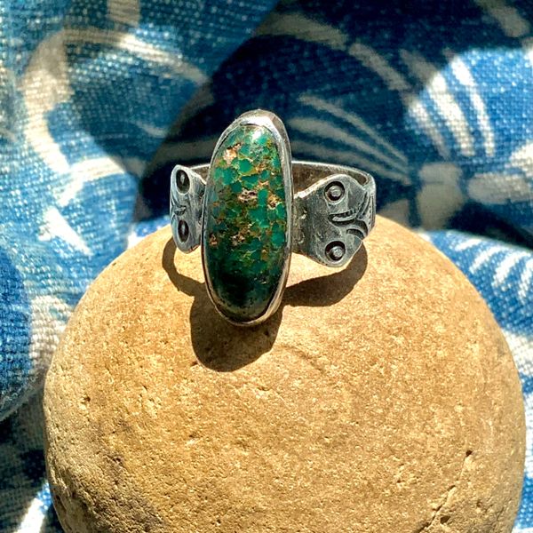 1910s HIGH DOMED PERSIAN GREEN SPIDERWEBBED TURQUOISE OVAL STONE ON TWIN RATTLE SNAKES STAMPED INGOT SILVER RING