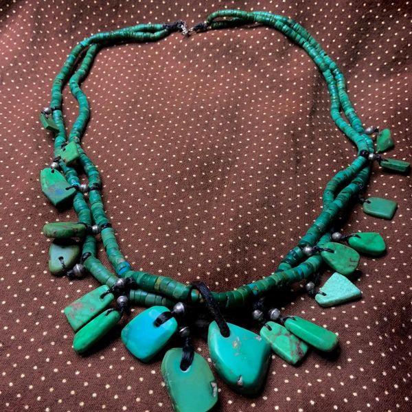 1940s SANTO DOMINGO PUEBLO GREEN HEISHI, TABS & BENCH BEADS DOUBLE STRAND NECKLACE