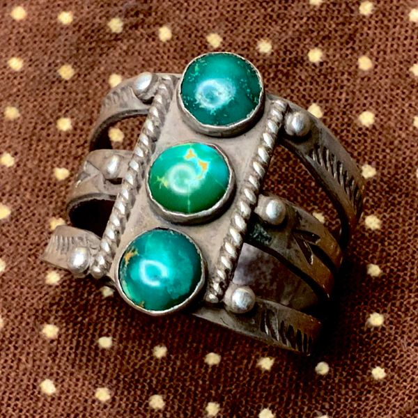 1920s WIDE STAMPED SILVER SPLIT SHANK FRED HARVEY ARROW THEMED TRADING POST RING WITH GREEN TURQUOISE STOPLIGHT DESIGN