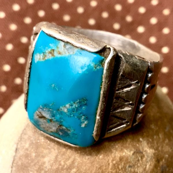 1940s BEVELED VIVD BLUE GREASY TURQUOISE WITH QUARTZ MATRIX RESET IN A 1940s INGOT SILVER SPLIT SHANK RING WITH CHUNKY SIMPLE SIDE SHIELDS