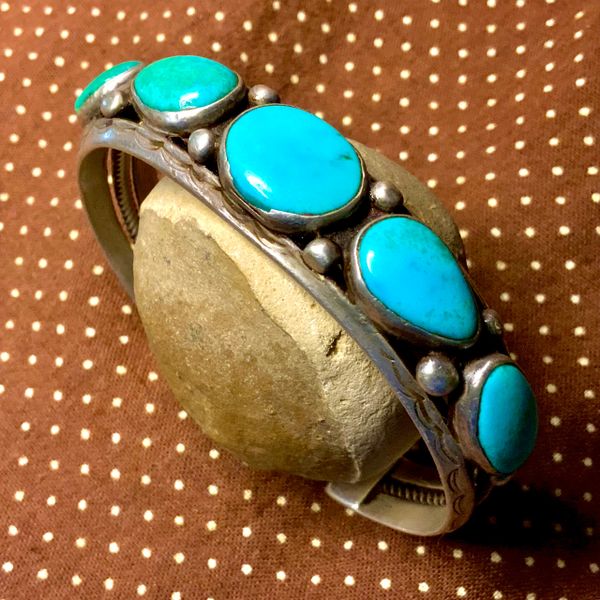 1930s PLAE BLUE GREEN TURQUOISE ROW CUFF BRACELET WITH HAND PULLED TWISTED INGOT SILVER WORE & SPLIT SHANK