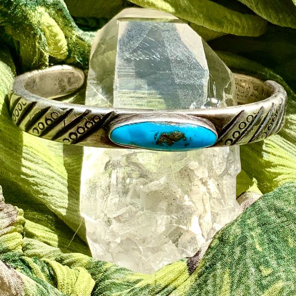 1920s INGOT SILVER PRIMITIVELY STAMPED CUFF BRACELET WITH DARK NEON BLUE TURQUOISE OVAL STONE