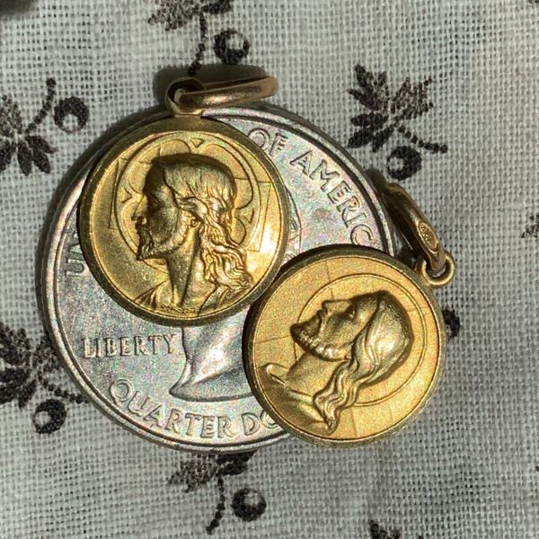 SET OF 2 OLD ROMAN CATHOLIC VATICAN 18K GOLD JESUS MEDALS DIO TI PROTEGA HIS & HERS WEDDING BAPTISM COMMUNION