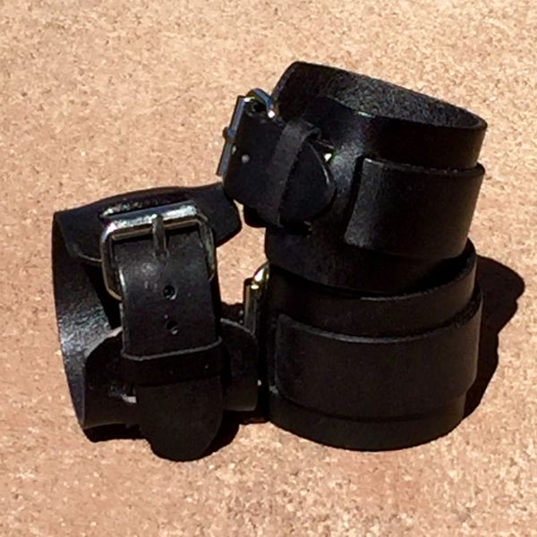 1 BUCKLE SHINY BLACK LEATHER CUFF BRACELET