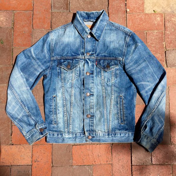 SOLD LEVIS CLASSIC SLIM FIT TRUCKET DENIM JACKET