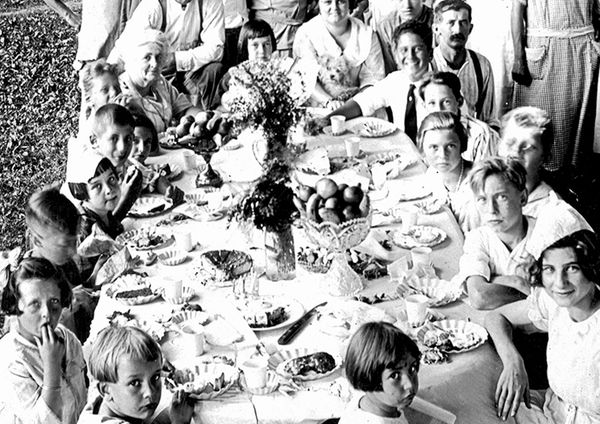 1900 IMMIGRANT AMERICAN FAMILY PICNIC BIRTHDAY PARTY