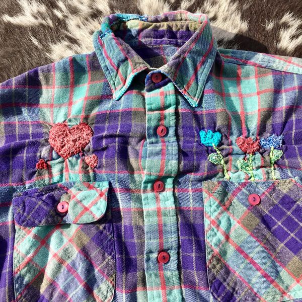 SHASHIKO BORO ELBOW PATCHED 1980s THIN FLOWY & FADED FLANNEL PLAID PASTEL COLORS WITH HAND EMBROIDERED HEARTS & TULIPS