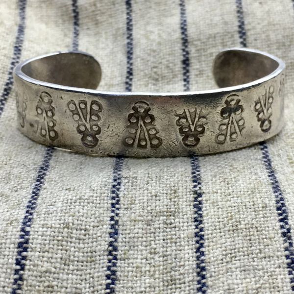 SOLD 1920s PUEBLO SILVER INGOT WELL WORN STAMPED CUFF FOR A VERY SMALL WRIST