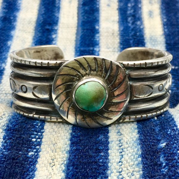 SOLD 1940s US NAVAJO GUILD ERA INGOT SILVER CIRCLE TURQUOISE SHIELD CUFF REVIVAL OF 1880s STYLE SMALL WRIST