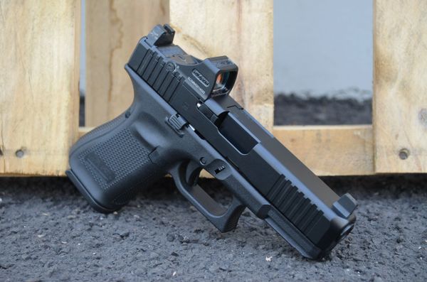 GLOCK 19 Gen5 MOS Pistol with HOLOSUN SCS Reflex Sight