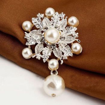 432093 Queen Charm Pearl Brooch