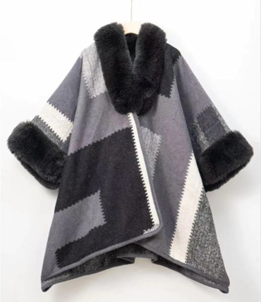 Color Block Design Woolen Fur Trim Cape
