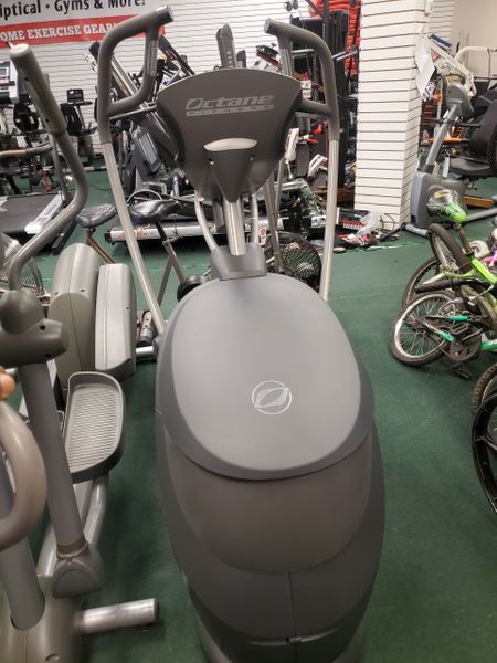 Octane Fitness Pro 3700 Classic Elliptical. REFURBISHED Fitness