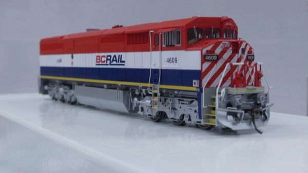Rapido HO Scale Dash 8-40CM BC Rail (Post 2010 W/ Yellow Sill Stripe) DCC & Sound