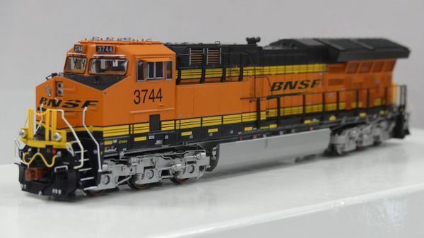 Scaletrains Rivet Counter HO Scale ET44C4 BNSF Heritage III DCC & Sound