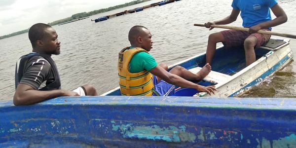 Équipe d'alevinage sur cages flottantes