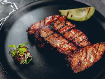 Asado al barril (tomahawk, chicharrón y lomo de cerdo) ll Crocante ll LA  PLAZA COCINA 