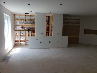 Chantier de rénovation intérieur avec cloison et isolation apparente.