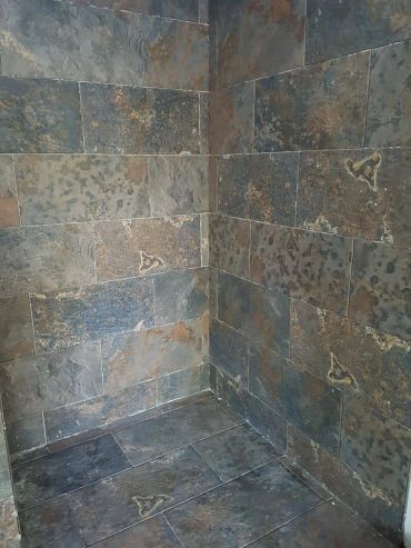 Mur en carrelage gris et marron. 
