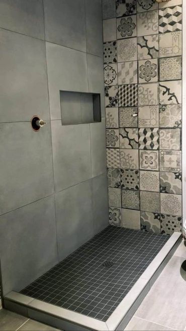 Douche moderne avec carrelage graphique.