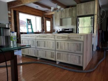 Cuisine rustique avec îlot central en bois clair.