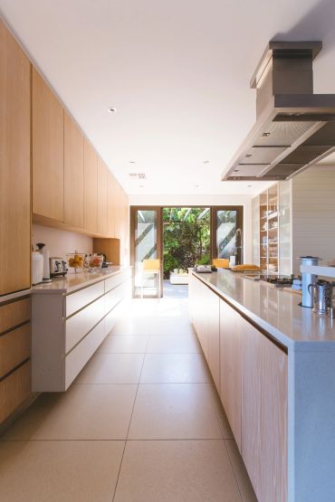 Cuisine moderne lumineuse avec îlot central en bois.
