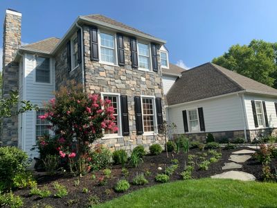 Vinyl siding accents stone veneer in Lancaster and Lebanon and all over central Pennsylvania, with q