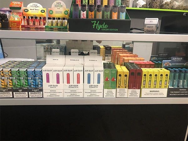 Picture of Different Types Of Electronic Vapes, Disposable and non disposable vape  