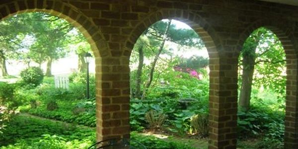 Smoketown Inn has a quiet and scenic garden for relaxation under a covered patio.