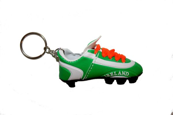 IRELAND GREEN WHITE SHOE CLEAT KEYCHAIN .. NEW AND IN A PACKAGE