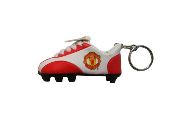 MANCHESTER UNITED LOGO SOCCER SHOE CLEAT KEYCHAIN .. NEW AND IN A PACKAGE