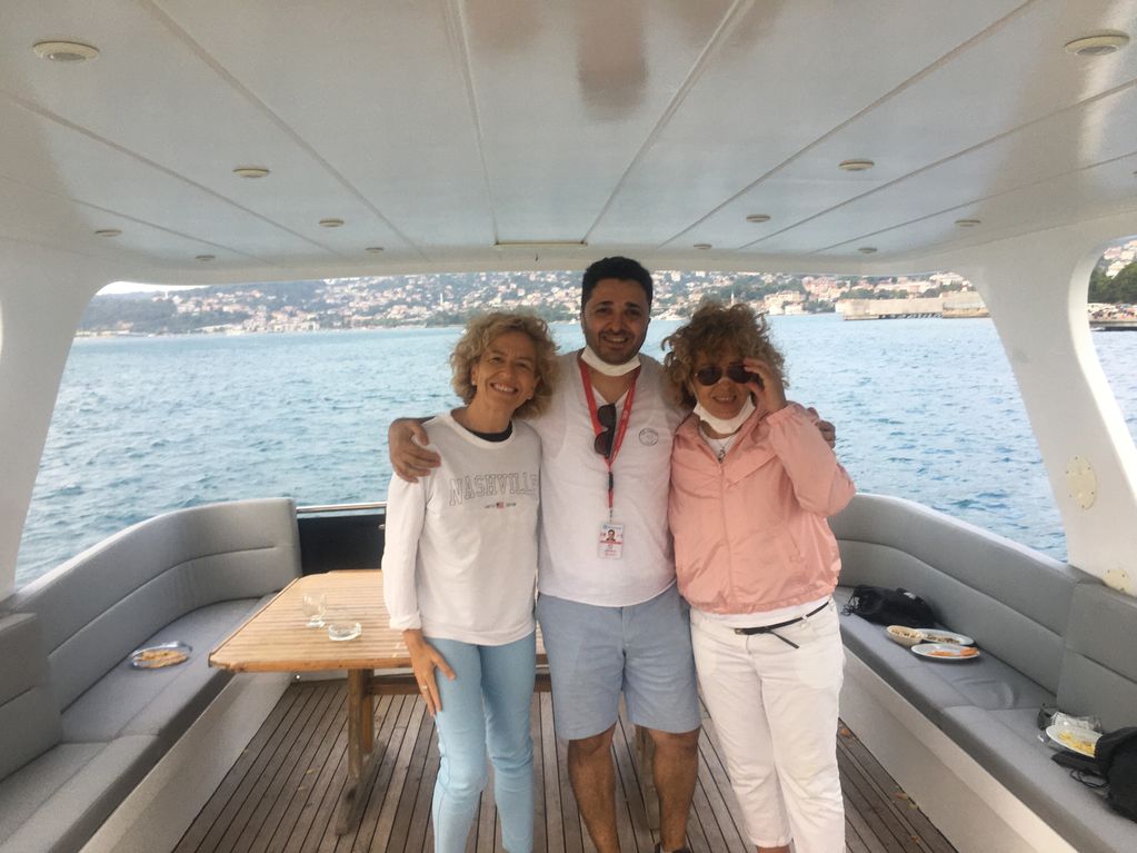 CON LAS OFİCİALES  DEL CONSULADO DE ESPAÑA EN ESTAMBUL DURANTE EL PASEO DE BOSFORO