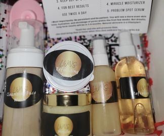 The Mini Kit comes with Facewash, Exfoliating Scrub, Refresher Spray, Miracle Moisturizer, and Probl