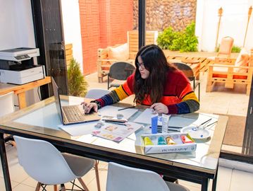 coworker pintando y trabajando en el espacio de coworking