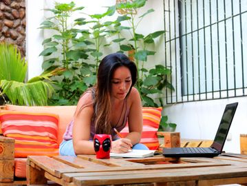 coworker trabajando en el patio de workshop coworking