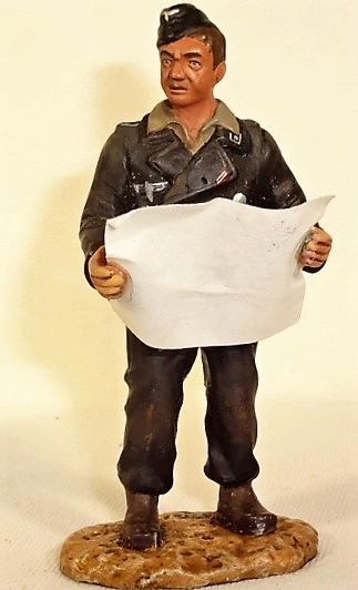 FIGARTI, G3801B-1,1/30, GERMAN PANZER OFFICER WITH MAP,(UNBOXED)