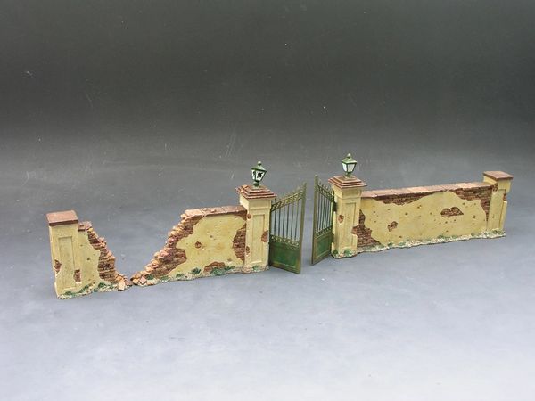 KING AND COUNTRY, 1/30, SP023, GATE AND FARM WALL, 3 PIECES. (BOXED)