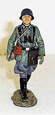 KING AND COUNTRY, WS095, MARCHING GERMAN OFFICER, (BOXED)