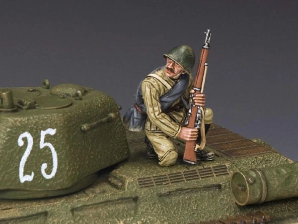 KING AND COUNTRY, RA048, 1/30, Red Army Soldier Kneeling with Rifle (Boxed)