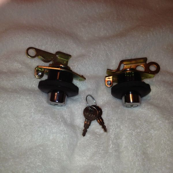 2 Dee Zee Truck Toolbox Lockswith 2 keys (Round Pushin type) lock