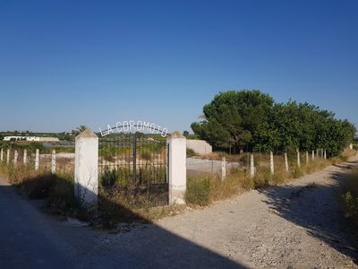 Foto con la puerta de la finca La Coromoto