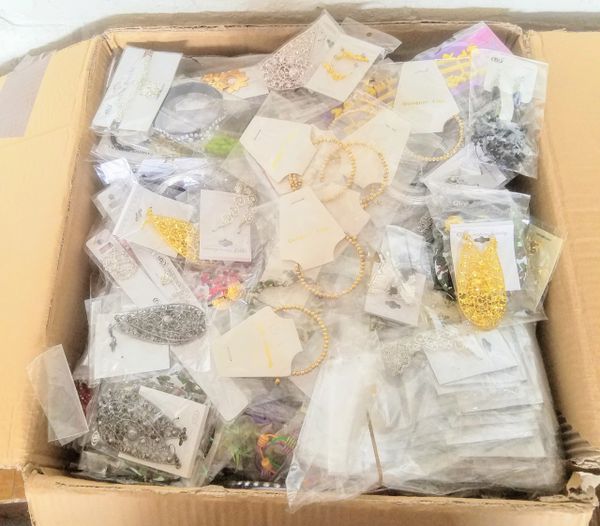 Wholesale Closeout Box Of 400-500 Pieces Of Fashion Jewelry Estimated ...