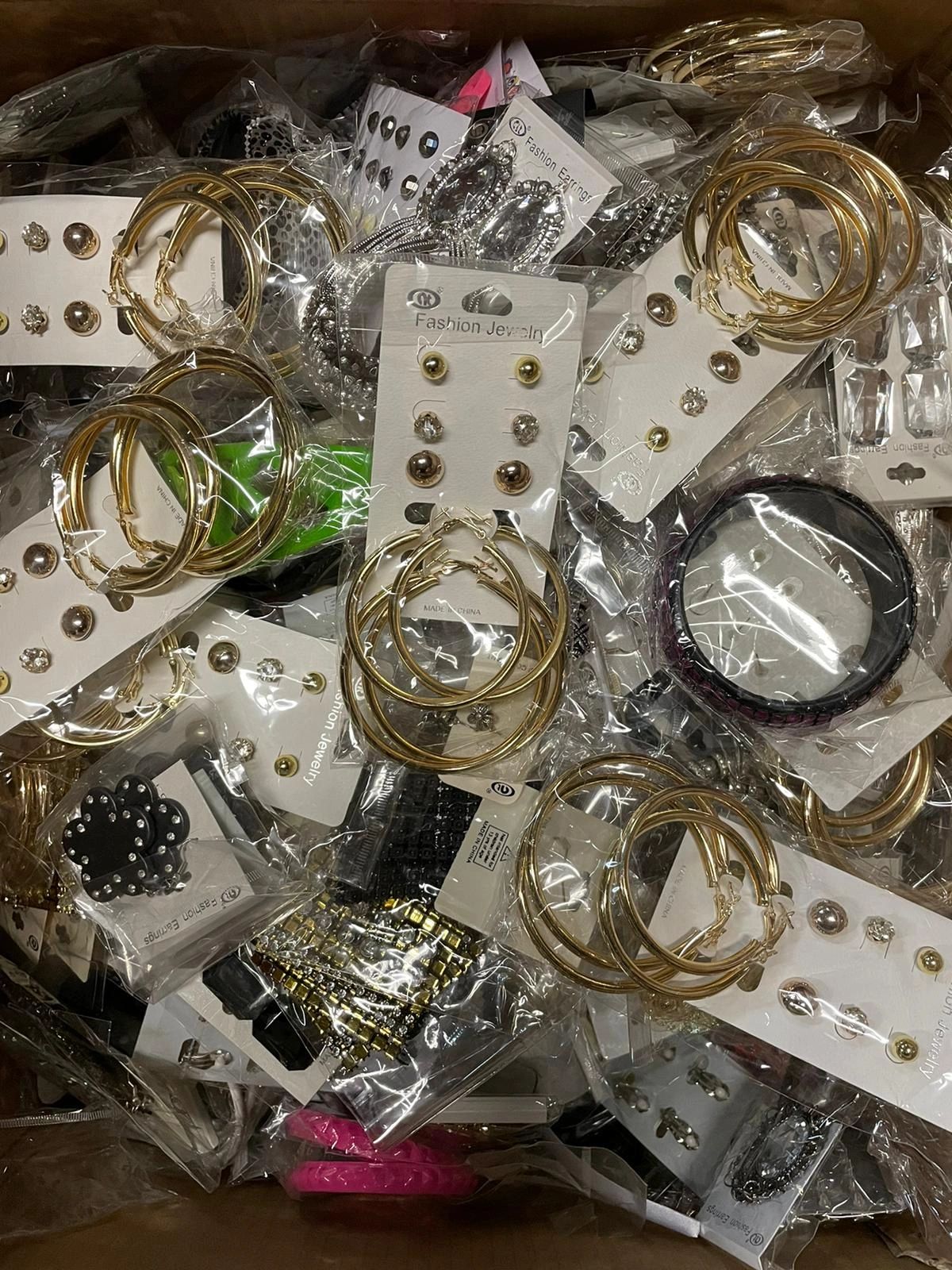 Wholesale Lot Of 2,200 To 2,500 Pieces Of Fashion Jewelry