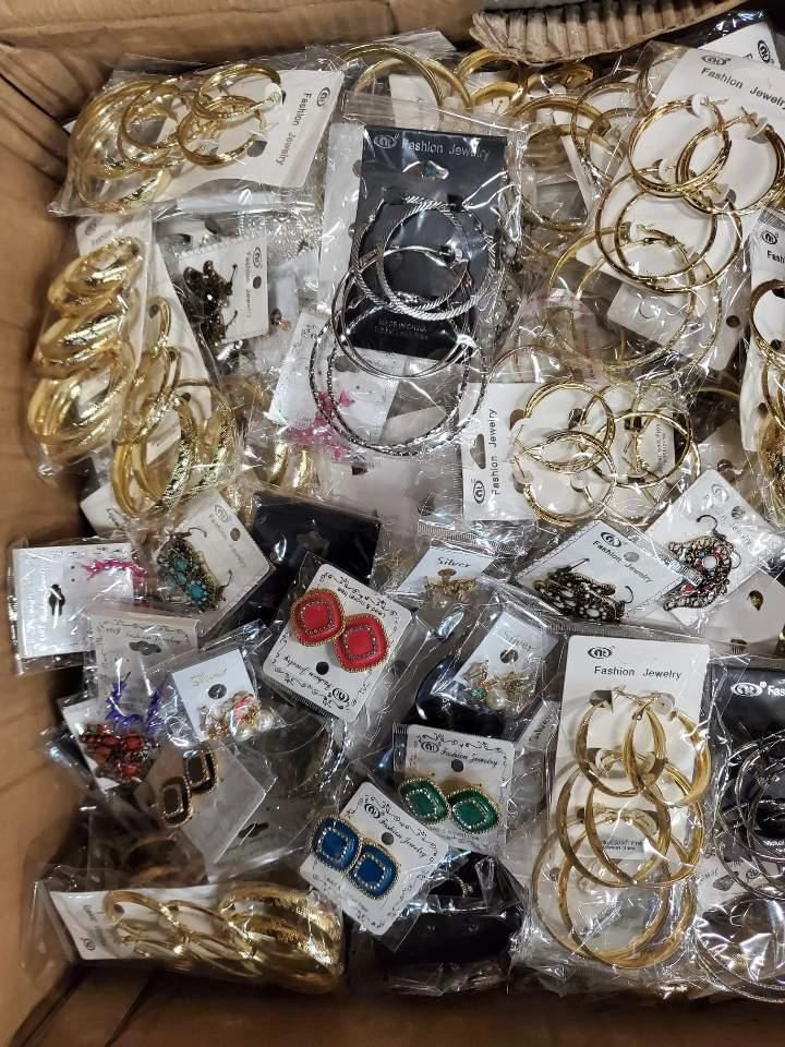 Wholesale Lot Of 2,200 To 2,500 Pieces Of Fashion Jewelry