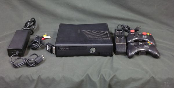 XBox 360 Console 250gb Model 1439 2 Controllers 2 Rechargeable Battery Pack