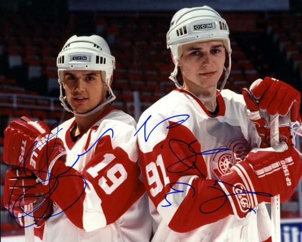 1990's Detroit Red Wings - Yzerman & Federov signed 8x10 photo