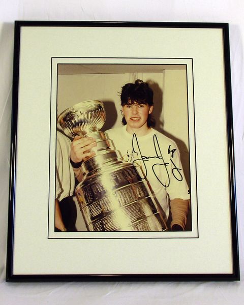 Jaromir Jagr, Pittsburgh Penguins - framed, signed 8x10 Stanley Cup photo