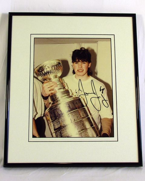 Jaromir Jagr, Pittsburgh Penguins - signed 8x10 Stanley Cup photo