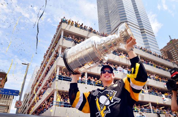 16. Sidney Crosby Stanley Cup 8x10 photo
