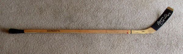 Bobby Hull - Chicago Blackhawks - game used hockey stick - signed (2)